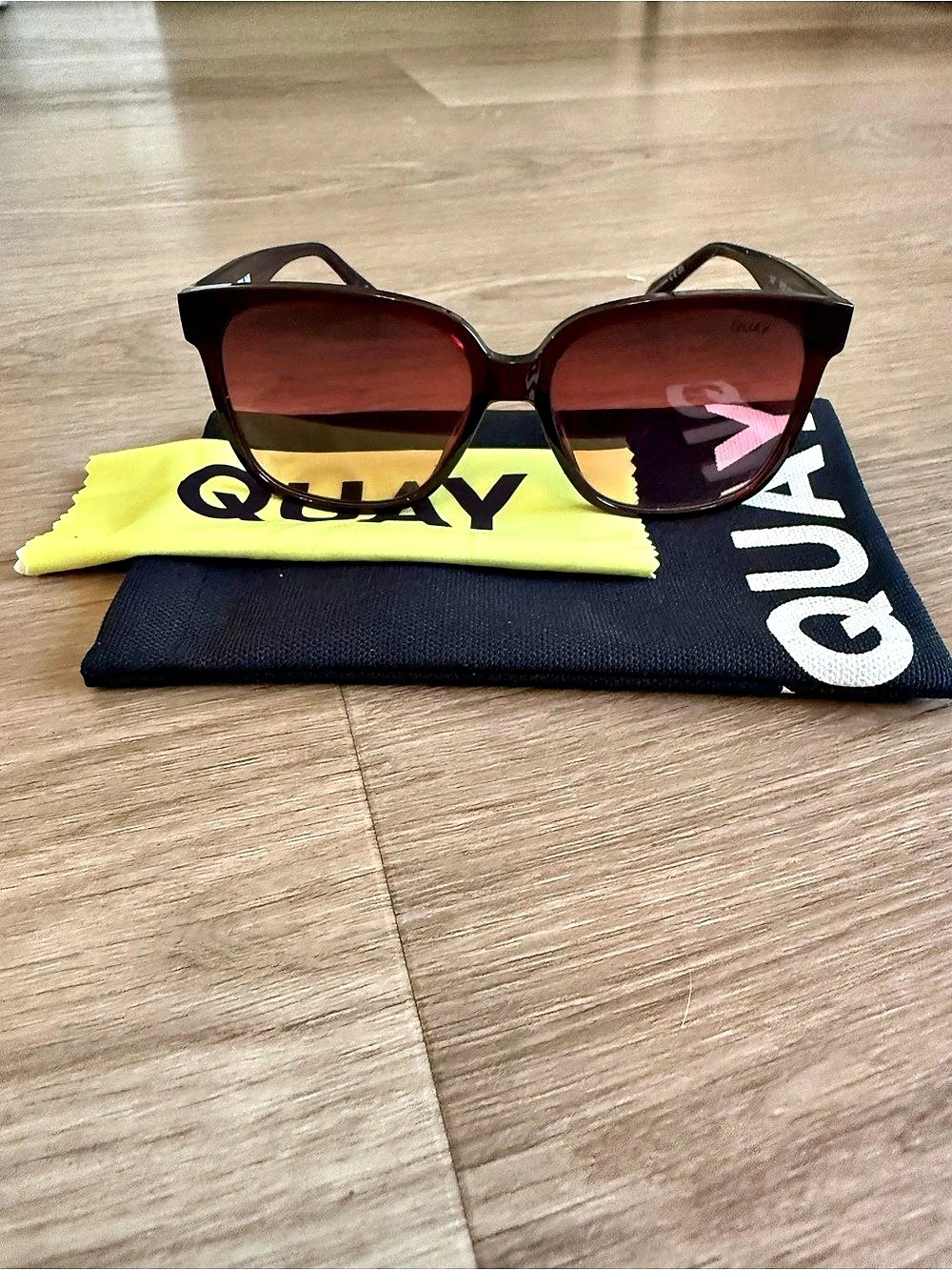 QUAY WIDE AWAKE Brown & Black Sunglasses Like New